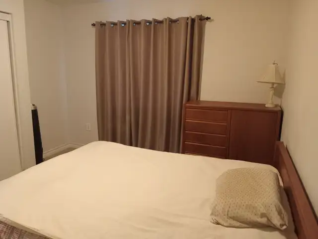 Private room for rent in Brampton Townhome - Photo 4