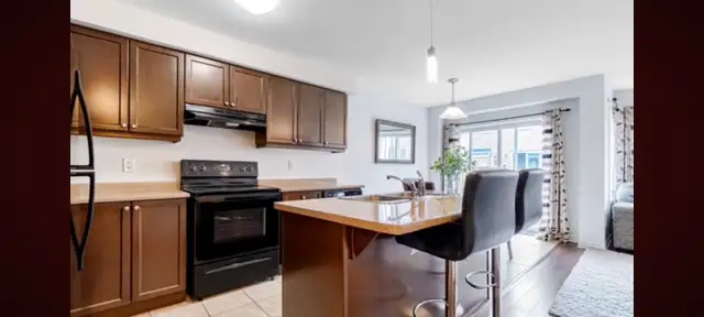 Private room for rent in Brampton Townhome - Photo 7