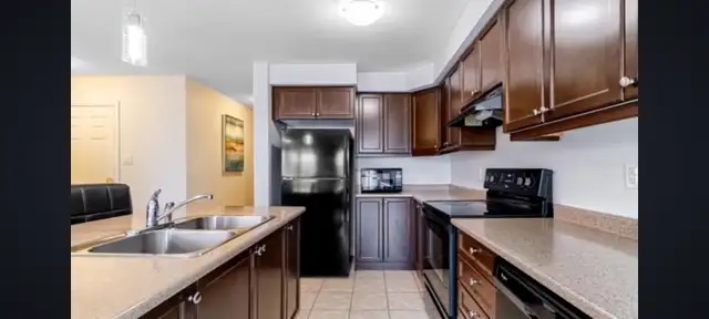 Private room for rent in Brampton Townhome - Photo 9