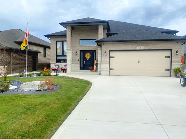 County Living ~ 48 Kingsbridge Dr., Amherstburg ~ 5 bed & 3 bath