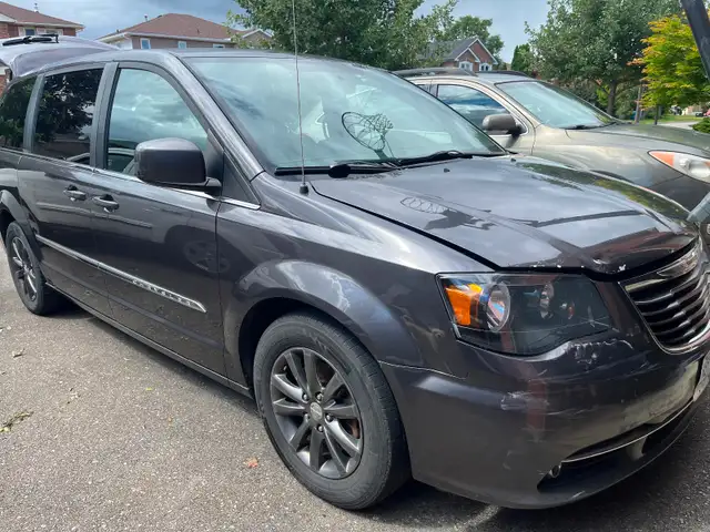 2016 Chrysler Town and Country - Photo 2