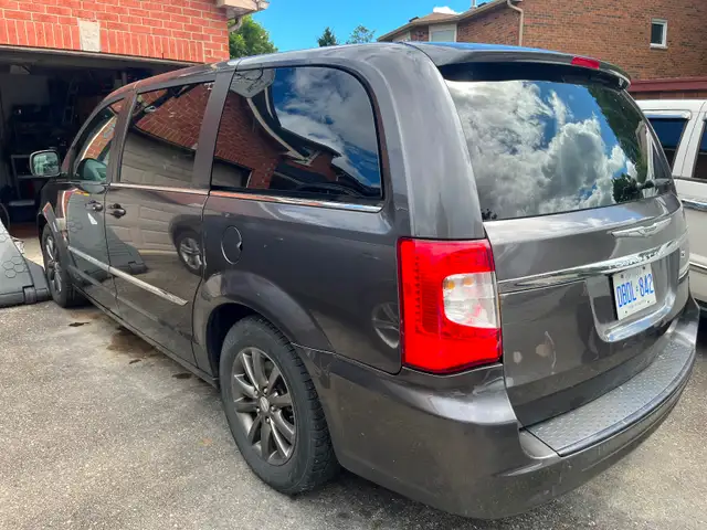 2016 Chrysler Town and Country - Photo 3