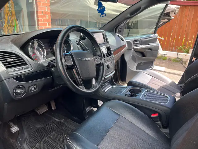 2016 Chrysler Town and Country - Photo 5