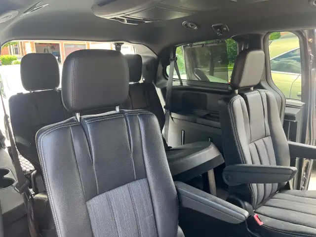 2016 Chrysler Town and Country - Photo 6