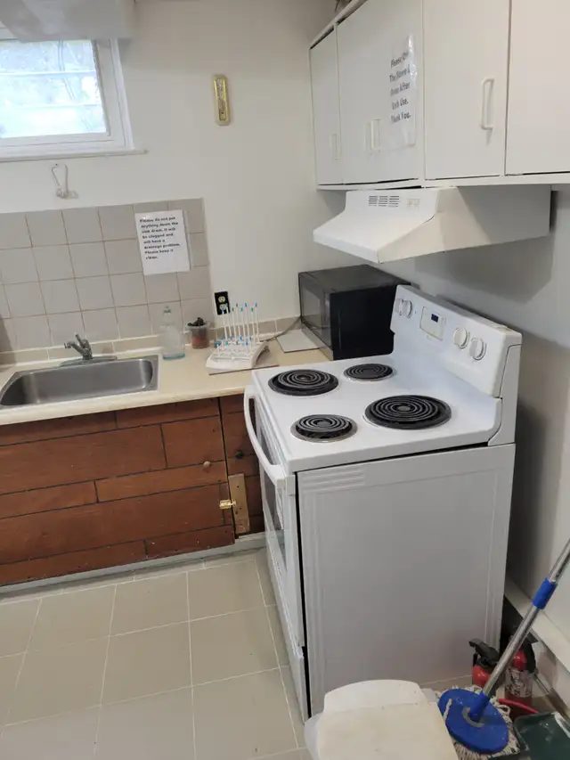 Furnished 1 Bedroom Basement For Rent! - Photo 5