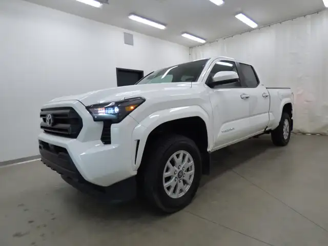2025 TOYOTA TACOMA SR5 DOUBLE CAB 4X4, AUTO, COMME NEUF!!