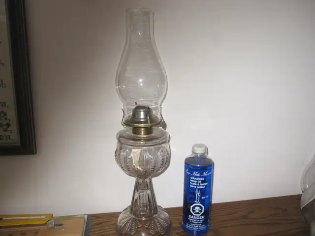 LATE 1800s TURKEY FOOT OIL LAMP IN EXCELLENT CONDITION