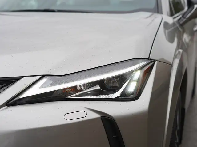 2022 Lexus UX 250H Luxury, BSM, Adaptive Cruise Control, Apple C - Photo 9