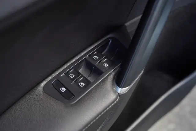 2020 Volkswagen Golf Highline, Sunroof, Apple Carplay, Alloys. - Photo 9