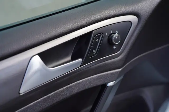 2020 Volkswagen Golf Highline, Sunroof, Apple Carplay, Alloys. - Photo 10