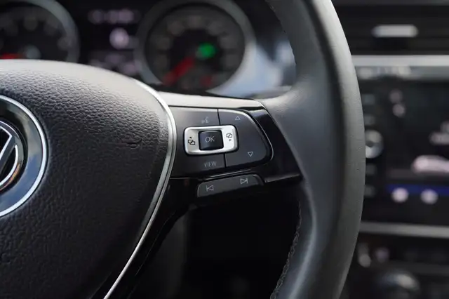 2020 Volkswagen Golf Highline, Sunroof, Apple Carplay, Alloys. - Photo 16