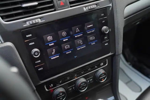 2020 Volkswagen Golf Highline, Sunroof, Apple Carplay, Alloys. - Photo 19