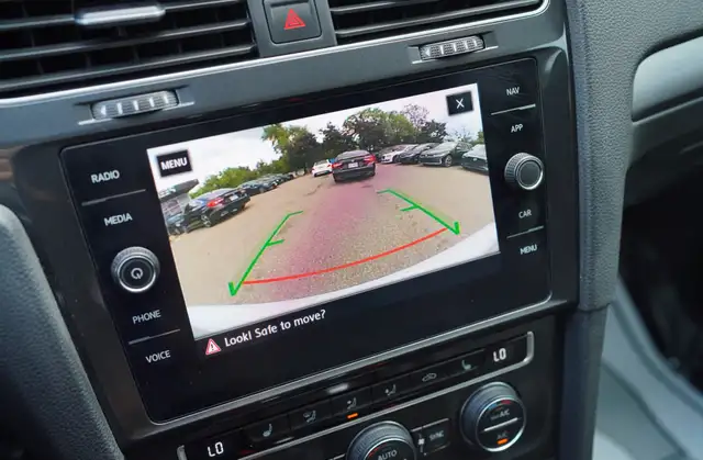 2020 Volkswagen Golf Highline, Sunroof, Apple Carplay, Alloys. - Photo 21