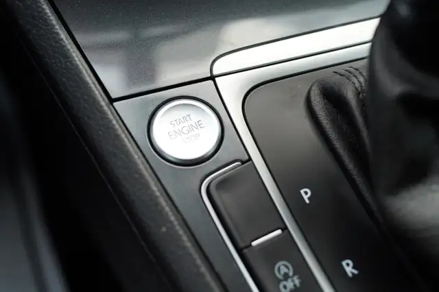 2020 Volkswagen Golf Highline, Sunroof, Apple Carplay, Alloys. - Photo 22