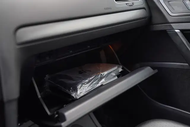 2020 Volkswagen Golf Highline, Sunroof, Apple Carplay, Alloys. - Photo 25