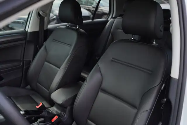 2020 Volkswagen Golf Highline, Sunroof, Apple Carplay, Alloys. - Photo 29