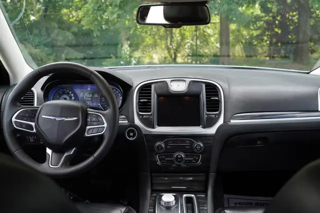2022 Chrysler 300 Touring L | LEATHER |KEYLESS | - Photo 14