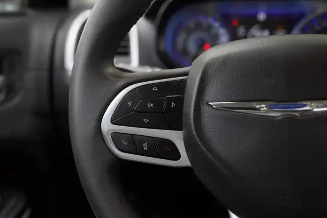 2022 Chrysler 300 Touring L | LEATHER |KEYLESS | - Photo 16