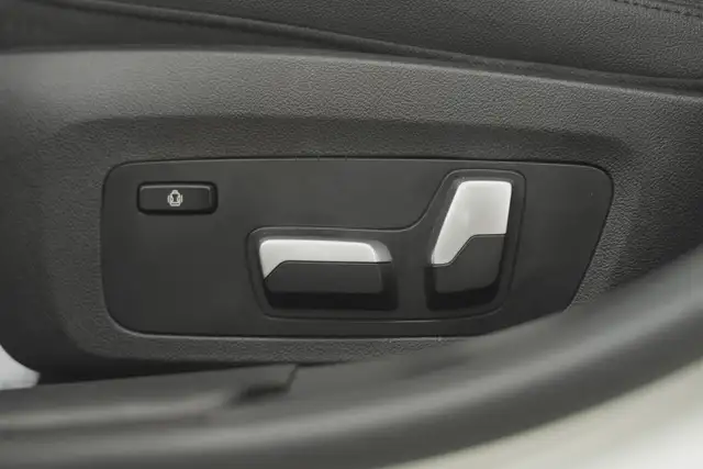 2020 BMW 3 Series 330i, Remote Starter, Sunroof, Summer & Winter - Photo 11