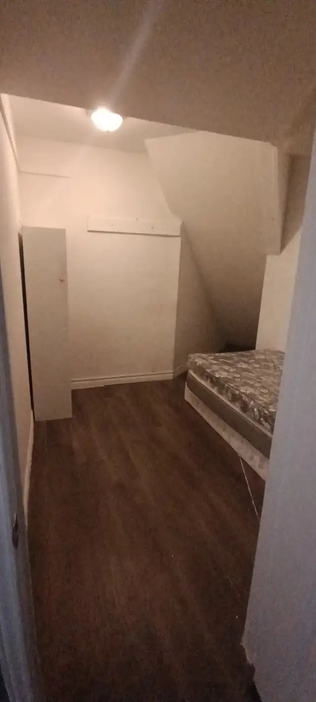 Private 1 Single Bed Bedroom Room   Private walk-out exit UofT