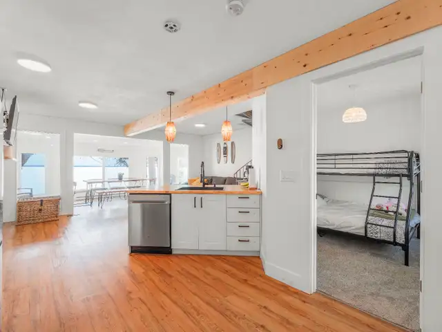 Lake House! 45 mins from YEG! 5 Bedrooms Airbnb running well! - Photo 7