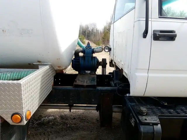 1990 GMC Septic Truck - Photo 2