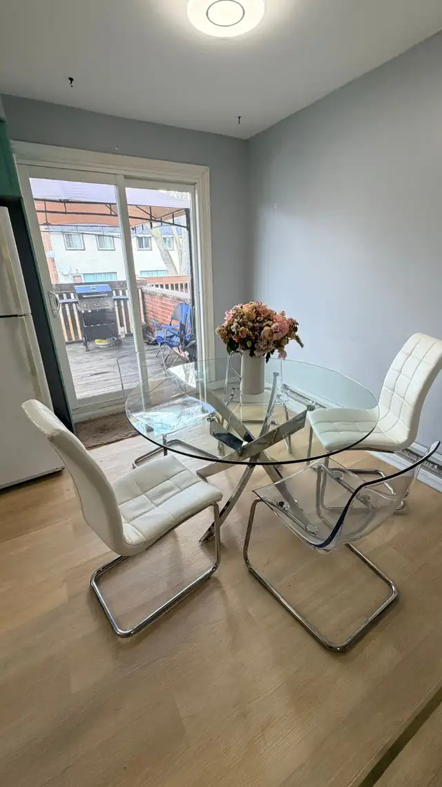 Spacious 4 Bedroom/ 3 Bathroom Townhouse Upper Level for Rent - Photo 2