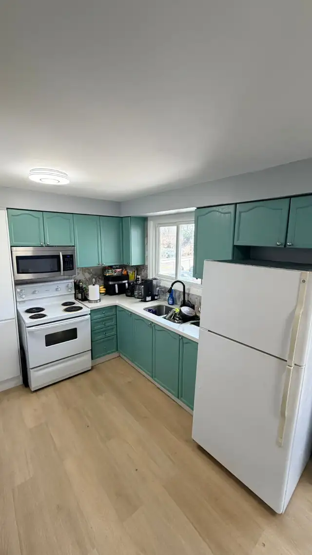 Spacious 4 Bedroom/ 3 Bathroom Townhouse Upper Level for Rent - Photo 3