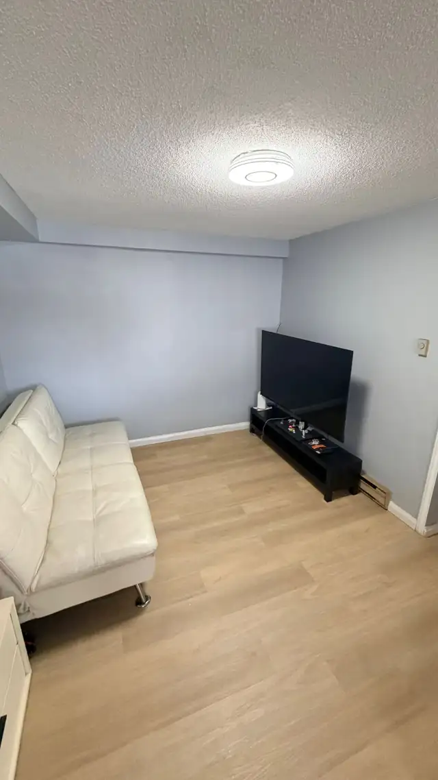 Spacious 4 Bedroom/ 3 Bathroom Townhouse Upper Level for Rent - Photo 4