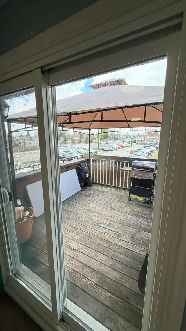 Spacious 4 Bedroom/ 3 Bathroom Townhouse Upper Level for Rent - Photo 8