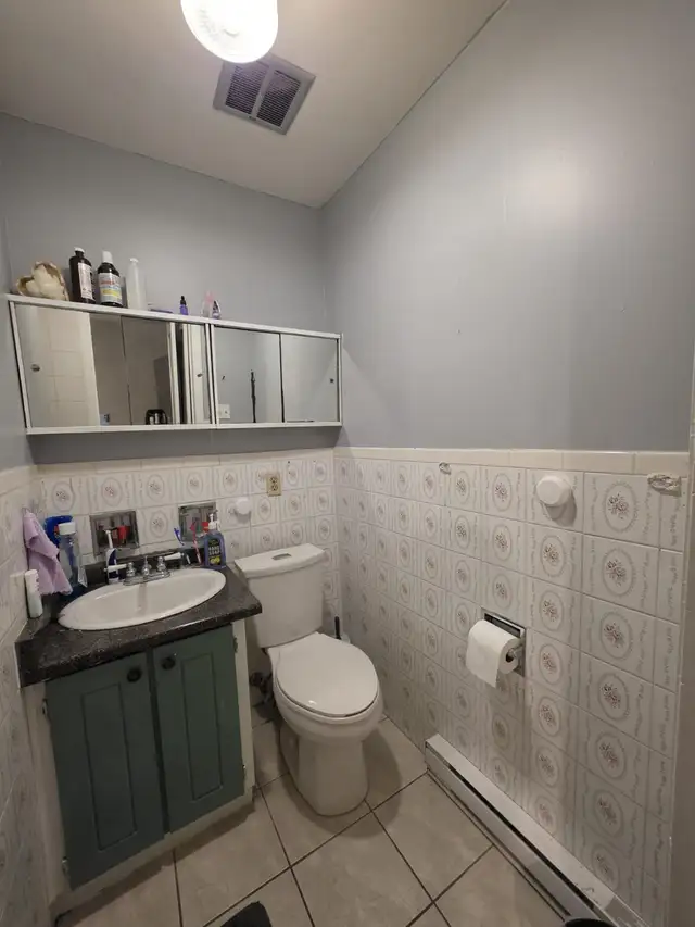 Spacious 4 Bedroom/ 3 Bathroom Townhouse Upper Level for Rent - Photo 9