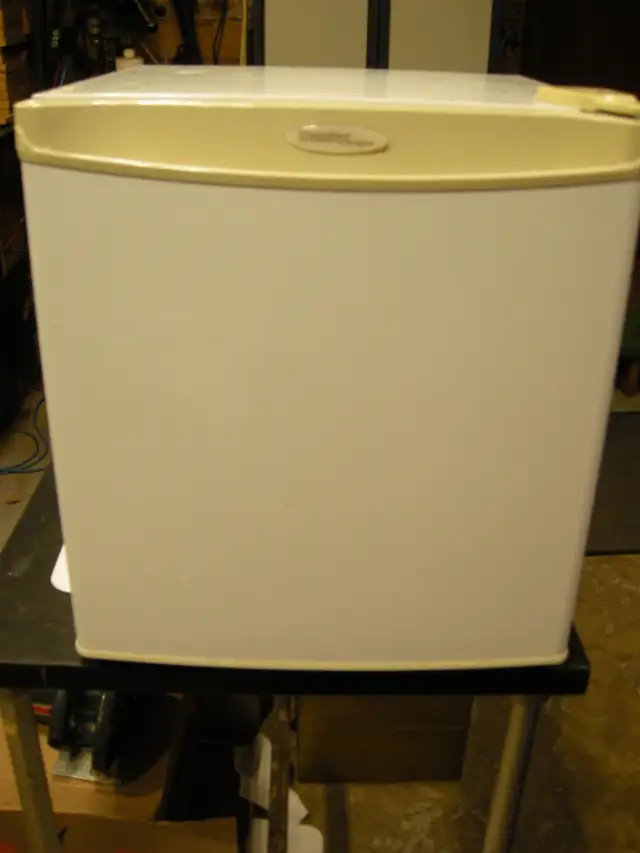 Danby Mini Fridge (1.5 cu/ft.) - Photo 2