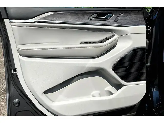 2023 Jeep Grand Cherokee Overland | 5.7L HEMI V8 | FULLY LOADED - Photo 18