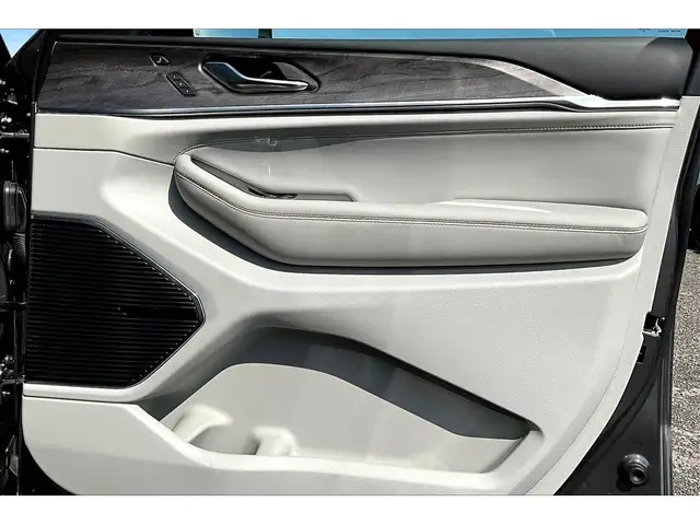 2023 Jeep Grand Cherokee Overland | 5.7L HEMI V8 | FULLY LOADED - Photo 19