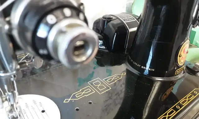 Singer featherweight 221k with red S sewing machine - Photo 4