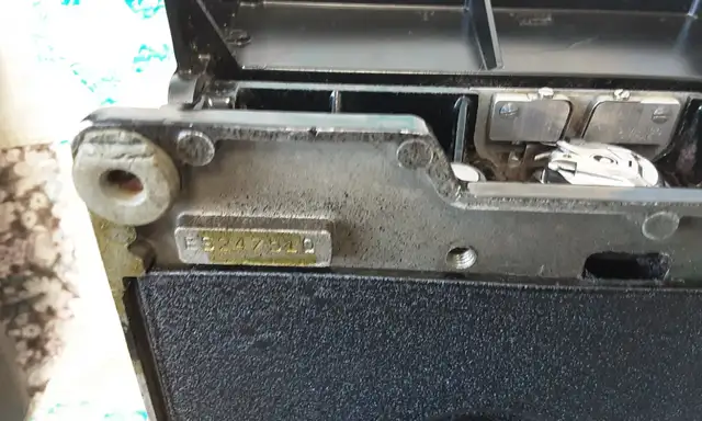 Singer featherweight 221k with red S sewing machine - Photo 6