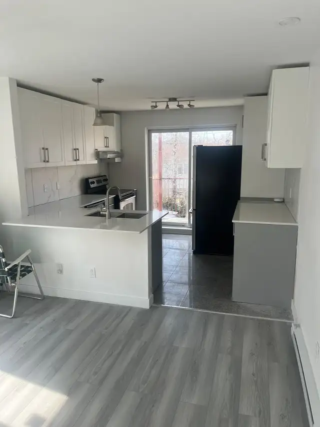 BROSSARD GRAND 5 1/2 À LOUER - Photo 2