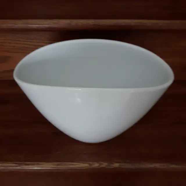 GRAND POT BLANC CÉRAMIQUE À PLANTES 7'HAUx11'LAR EN HAUT: $15.00