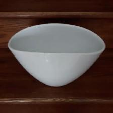 GRAND POT BLANC CÉRAMIQUE À PLANTES 7'HAUx11'LAR EN HAUT: $15.00