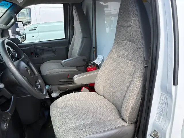 2023 Chevrolet Express 12' CUBE VAN RAMP LOADED SINGLE WHEEL - Photo 3