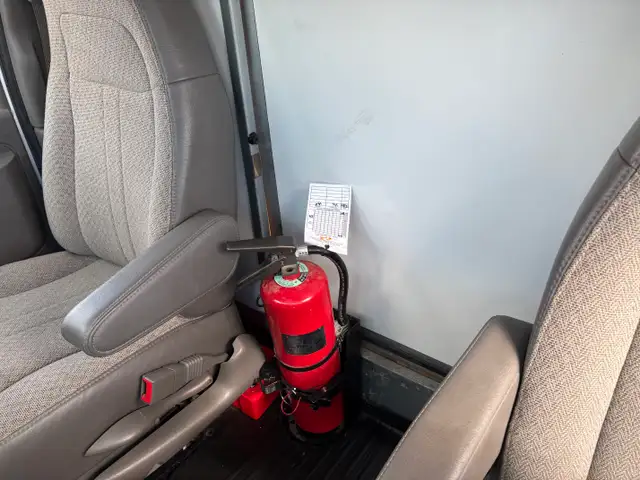 2023 Chevrolet Express 12' CUBE VAN RAMP LOADED SINGLE WHEEL - Photo 9