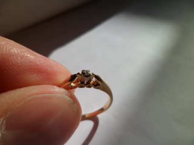 14 kt yellow gold small diamond ring