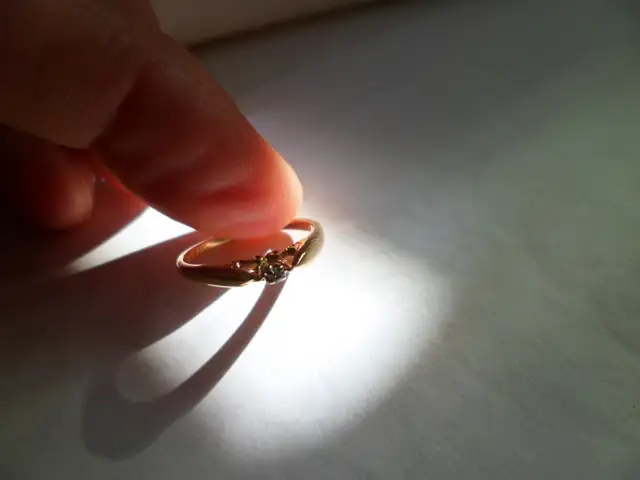 14 kt yellow gold small diamond ring - Photo 5