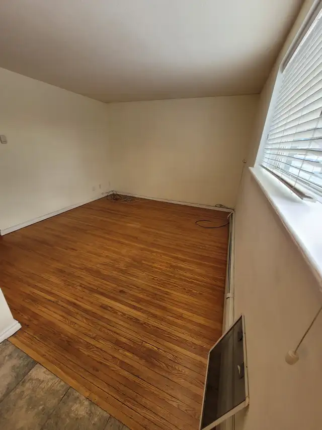 Bright , spacious 1 bdrm suite in Chalmers - Photo 6