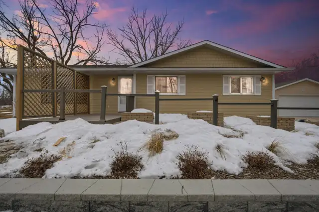 Beautiful Home and Acreage for Sale! - Photo 2