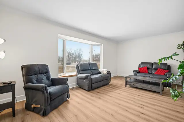 Beautiful Home and Acreage for Sale! - Photo 7