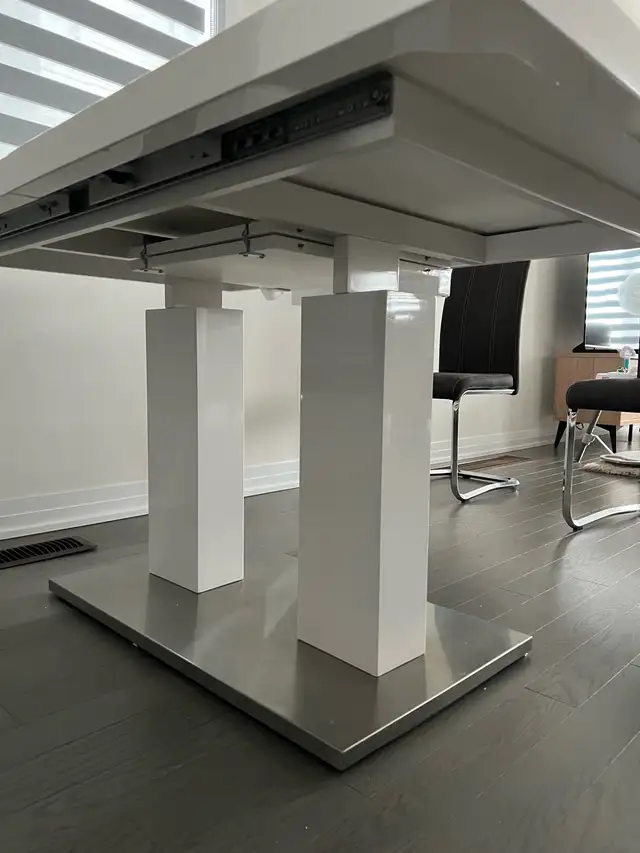 Extendable modern dining table and 8 chairs - Photo 6