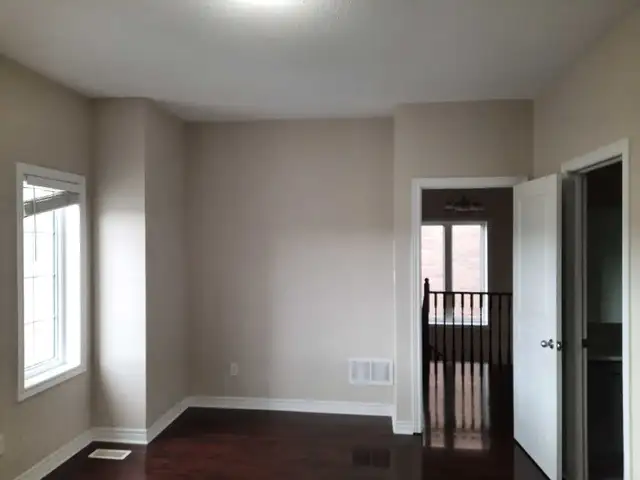 Private room semi private washroom FREE UTILITIES - Photo 5