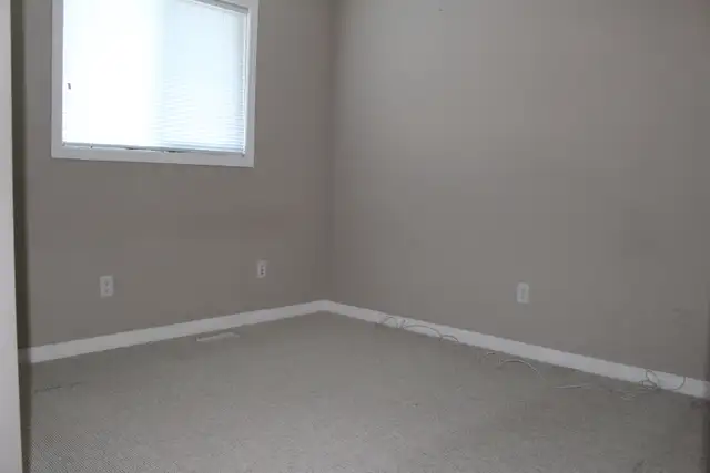 Spacious 3 Bed, 2.5 Bath Home in Terwillegar Towne - Photo 4