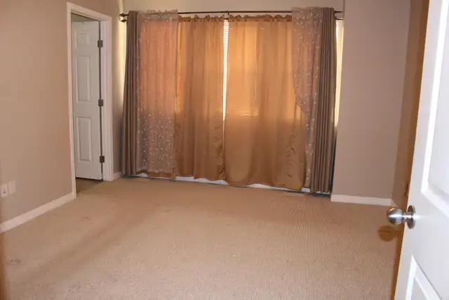 Spacious 3 Bed, 2.5 Bath Home in Terwillegar Towne - Photo 9